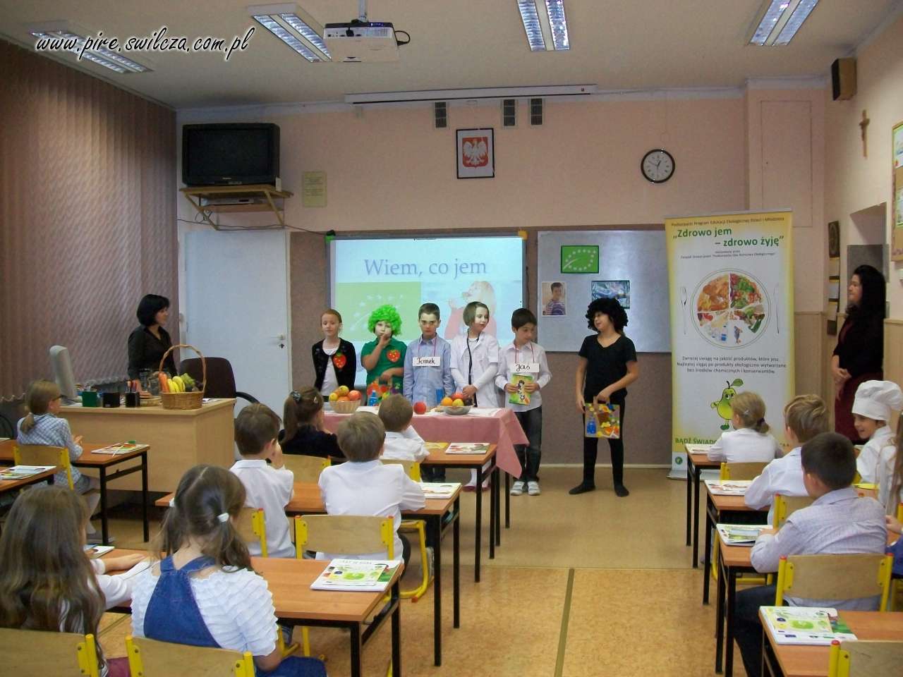 Dzieci z klasy IIc Szkoły Podstawowej nr 25 w Rzeszowie podczas zajęć ekologicznych