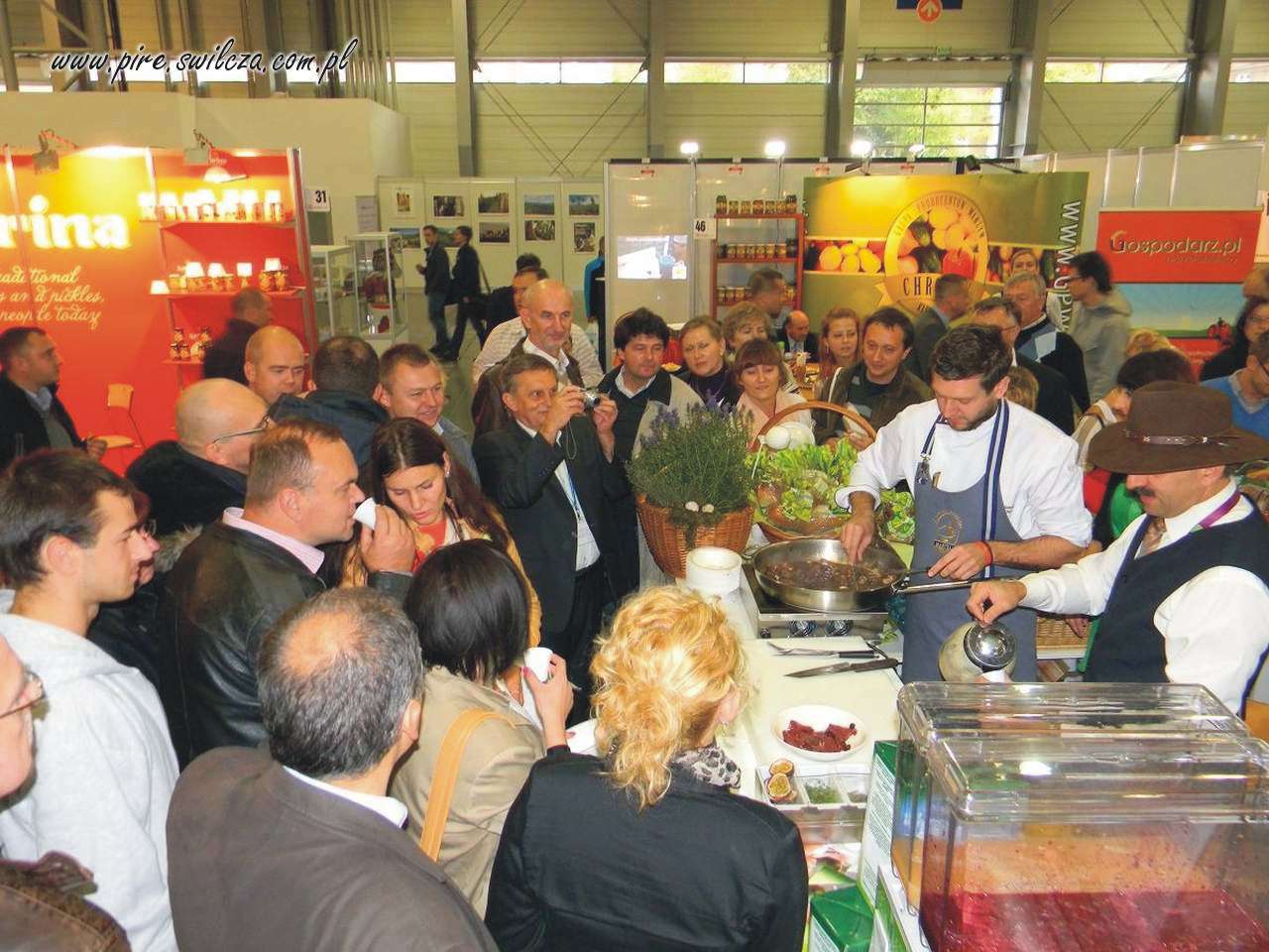 Pokaz gotowania wzbudził duże zainteresowanie wśród zwiedzających